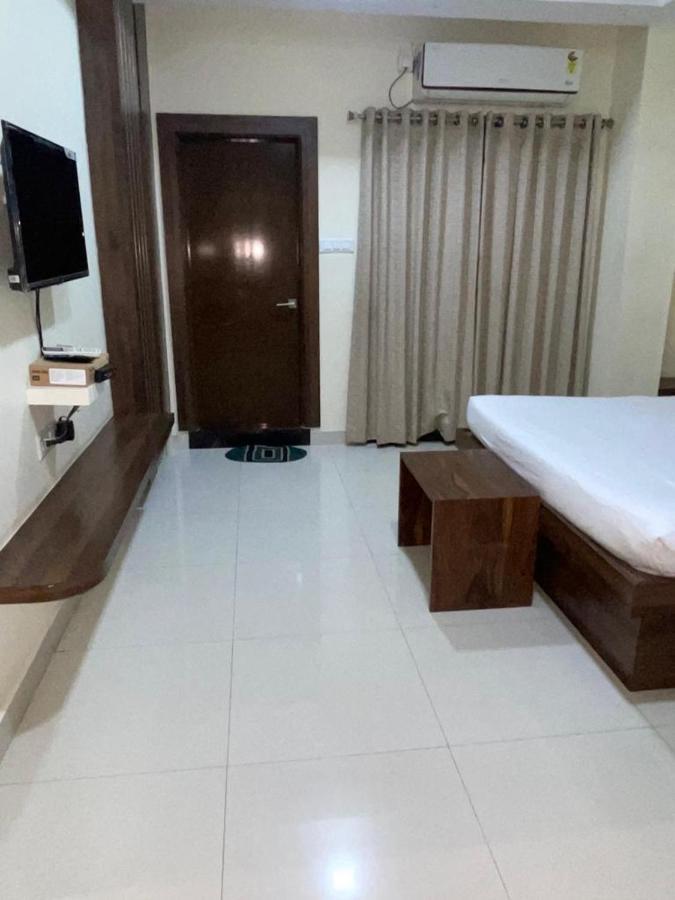 Hotel Maruthi Inn Nirmal  Экстерьер фото