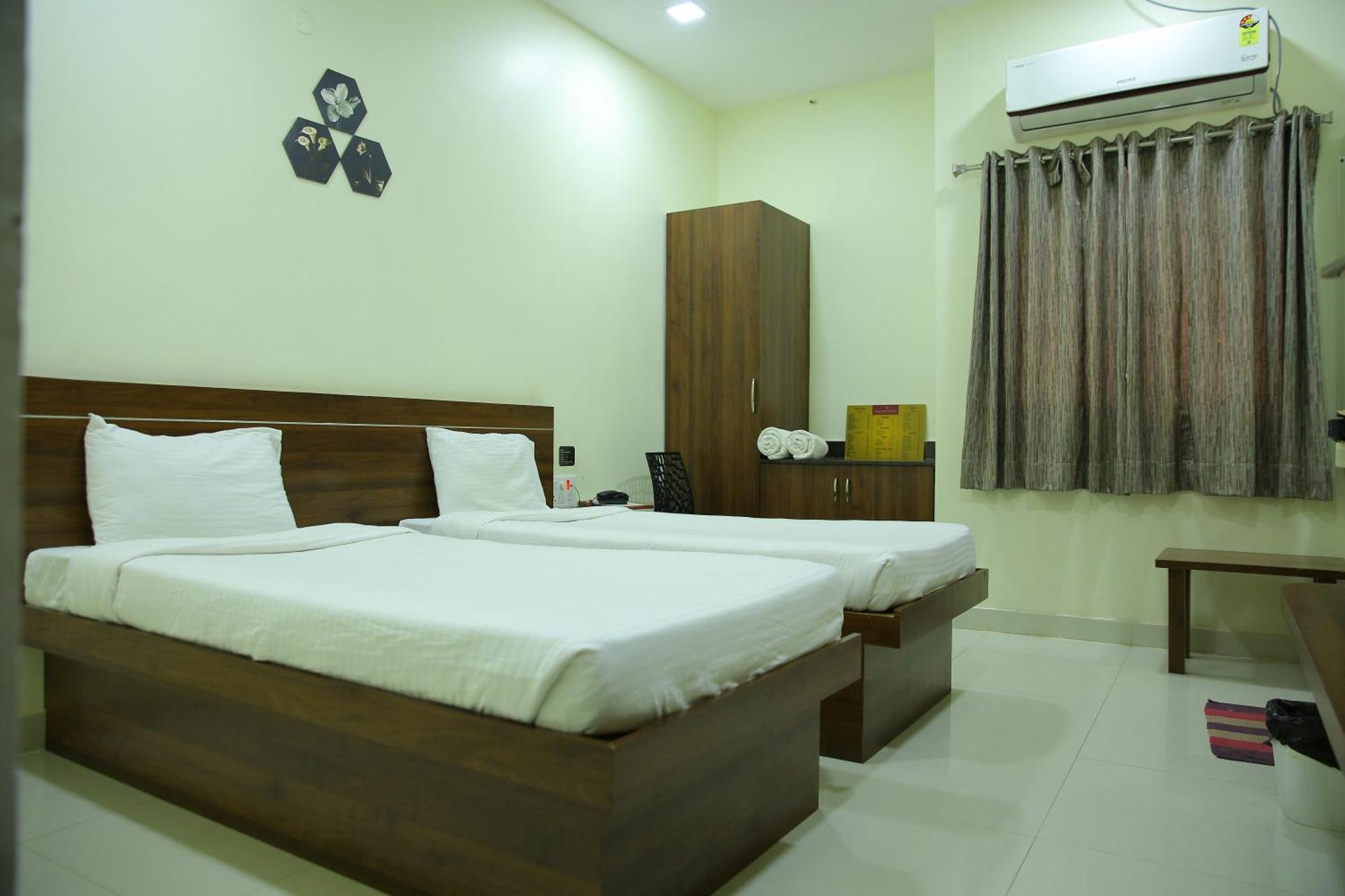 Hotel Maruthi Inn Nirmal  Экстерьер фото